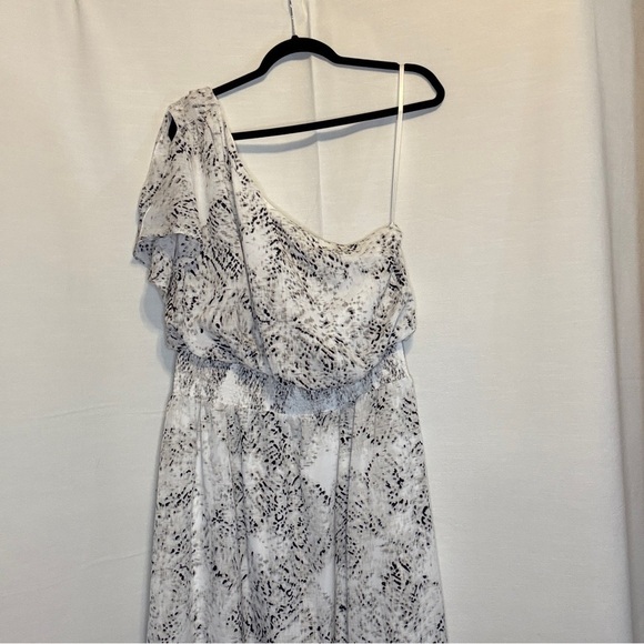 Jessica Simpson Dresses & Skirts - Jessica Simpson Elegant One-Shoulder Black and White Dress XL